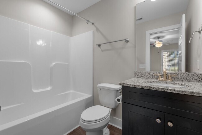 Building Photo - 2 Bedroom 2 Bathroom Town Home Close Proximity To Campbell