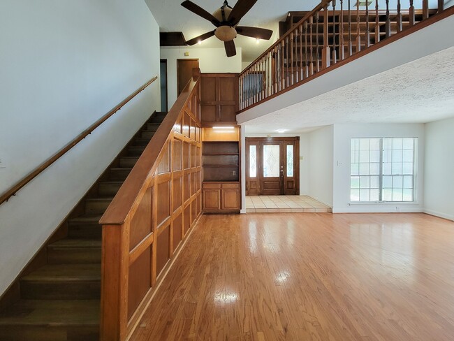 Building Photo - 2030 Creek Valley Ln