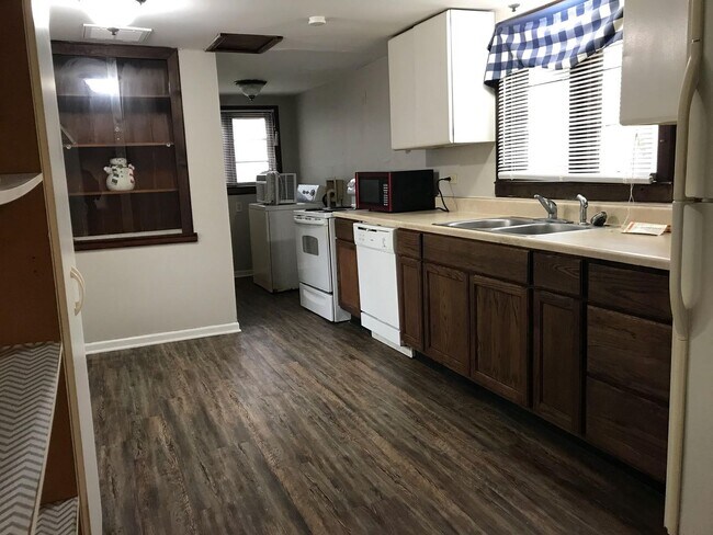 Building Photo - Great Central location home!  - Nice home with appliances. Close to Washburn University