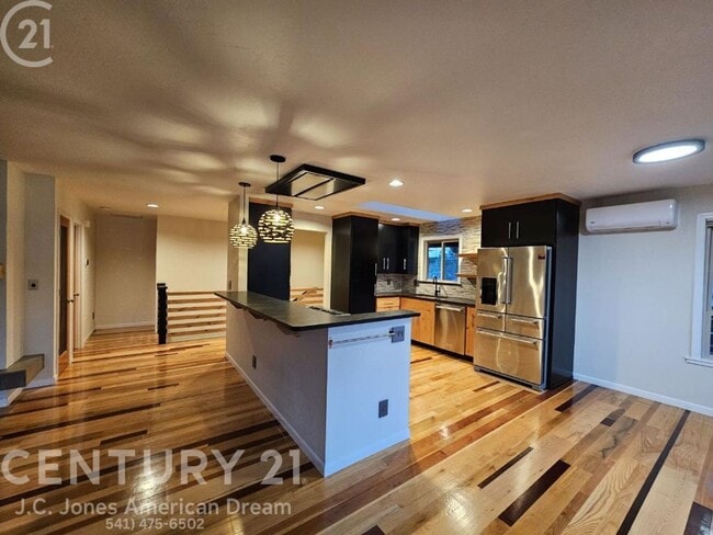 Building Photo - Prime Southern Oregon Location for the Outdoor Enthusiast