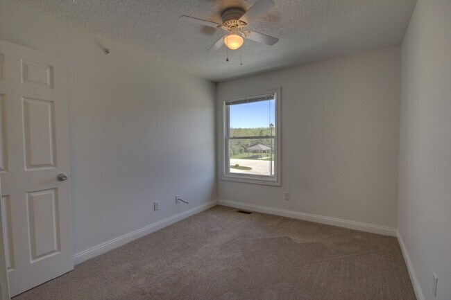 Building Photo - Gorgeous 3 Bedroom Townhome
