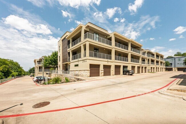 Building Photo - 2801 Dulce Ln