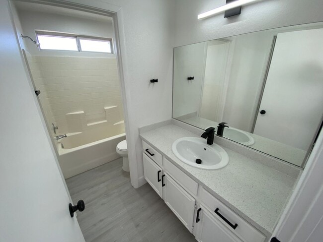 Building Photo - Charming 3 Bed/3Bath Townhome nestled in t...
