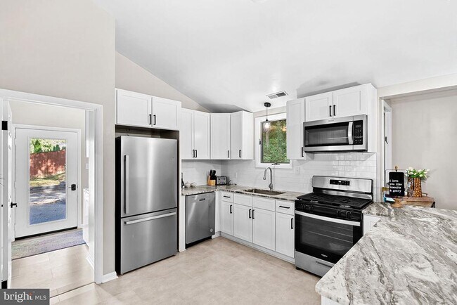 Building Photo - 862 Carrier Dr