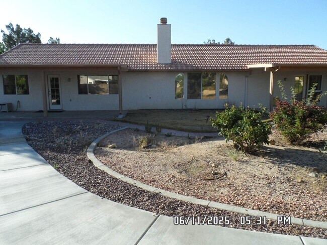 Building Photo - 3 Bedrooms, Den, 2 Bathrooms, 3 Car Garage...