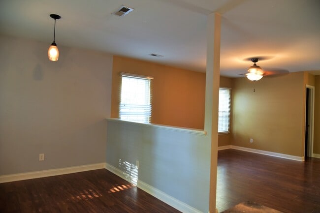 Building Photo - Cozy 4 bedroom home on Hickory Nut!