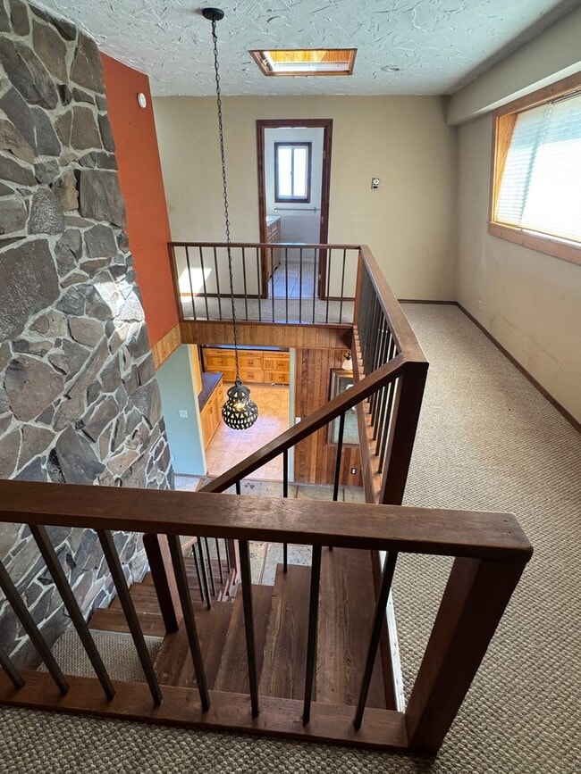 Building Photo - 3 Bedroom Home on Two Acres