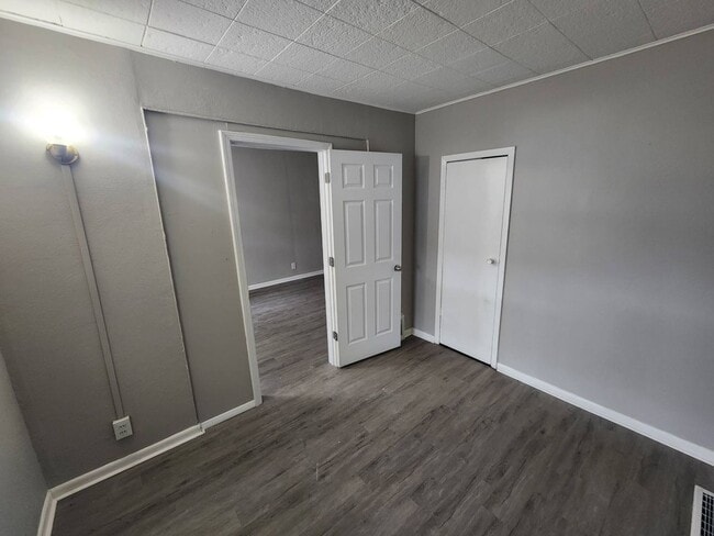 Building Photo - Charming 2-Bedroom Property in Prime Location