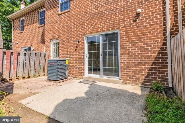 Building Photo - 303 Kidwelly Ct