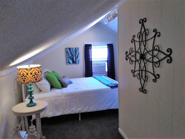 Building Photo - 707 Columbus Dr