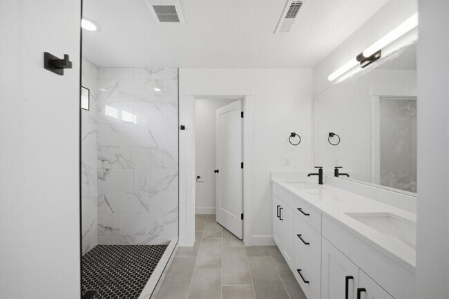 Building Photo - 946 Malibu Dr