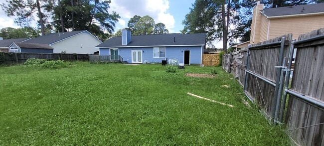 Building Photo - Clean 3 bedrooms, 2 baths, single garage w/remote control, and fenced yard!!