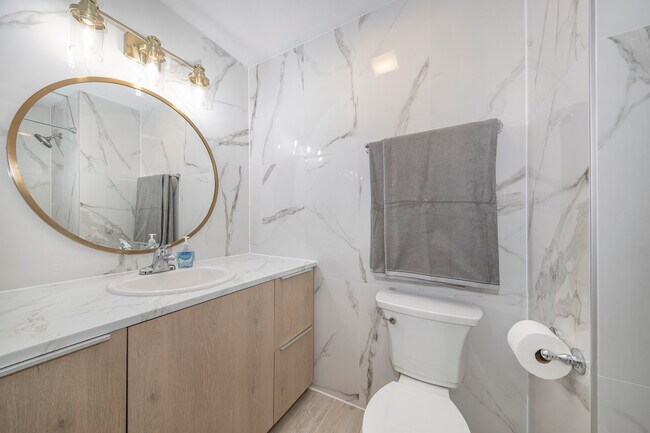 Building Photo - 1528 Oakfield Dr