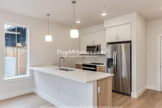 Building Photo - Modern Two Bedroom Unit with Fenced Yard!