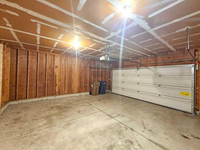 Building Photo - 6902 N Old Fort Dr