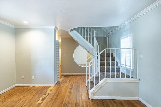 Building Photo - Large 2 story Home
