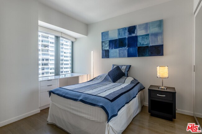 Building Photo - 10520 Wilshire Blvd