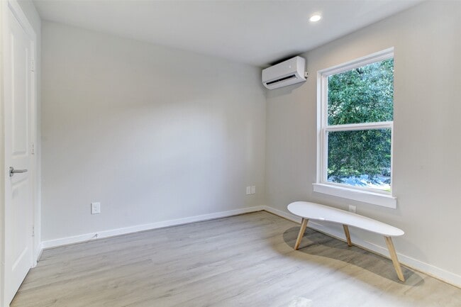 Building Photo - 645 E 11th 1/2 St