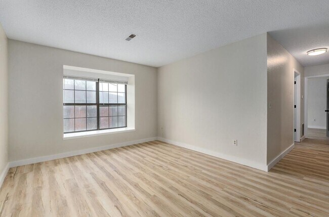 Building Photo - 1221 S Park Ave