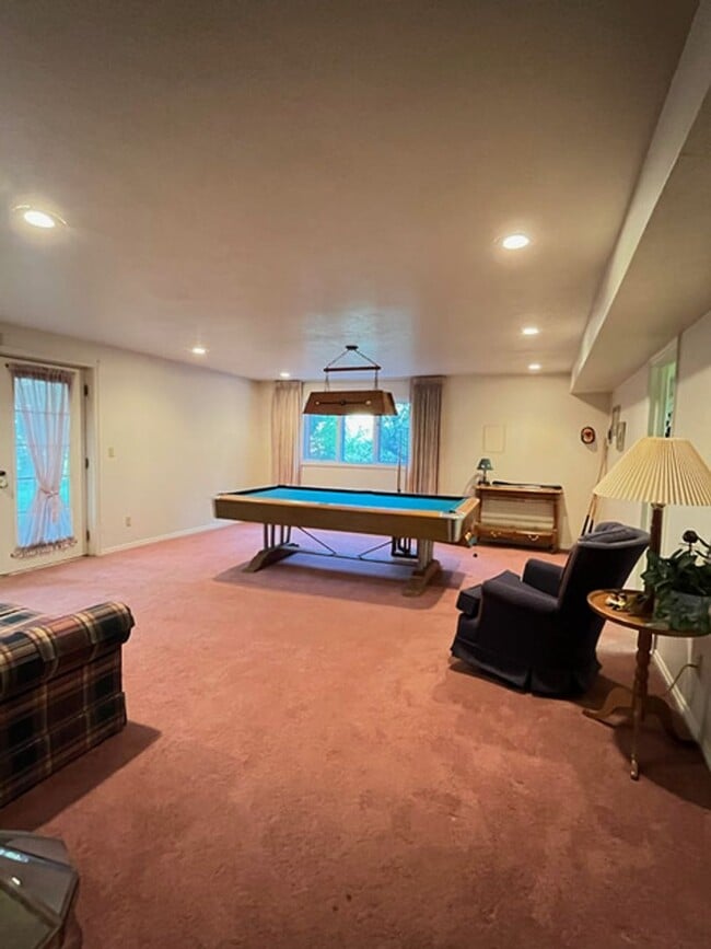 Building Photo - Beautiful home with amazing views and larg...