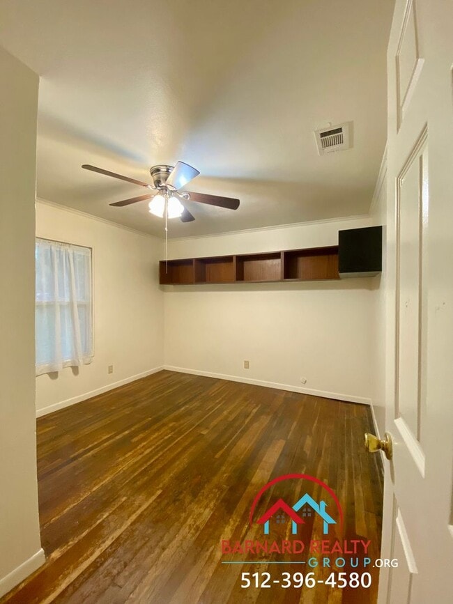 Building Photo - Available Now: 2 bed/1 bath with Fenced Ya...
