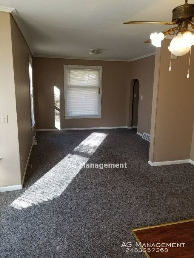 Building Photo - 22 Elwood St. - Pontiac 3Bed/1Bath
