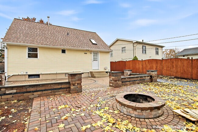 Building Photo - 1219 Brentwood Dr