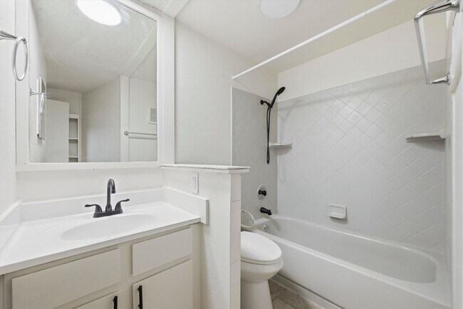 Building Photo - Renovated 1BR Condo | Community Clubhouse, Pool, Gym & Courts