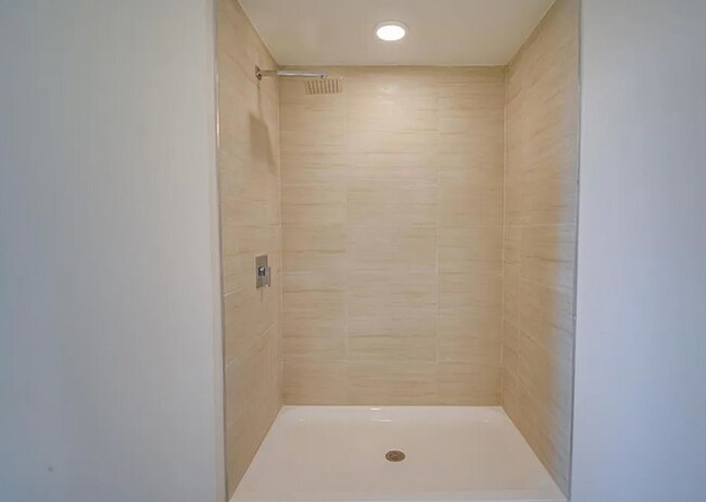 Building Photo - Top Floor Corner Unit – Brand New 3/2 Condo with Balcony in Millenia Park *** Only $1995/mo ***