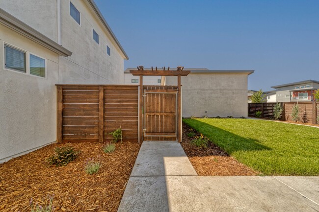 Building Photo - 3 Bed / 2.5 Bath Home with 2 Car Garage + ...