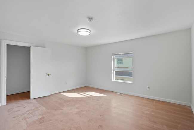 Building Photo - 2409 E Queen Ave