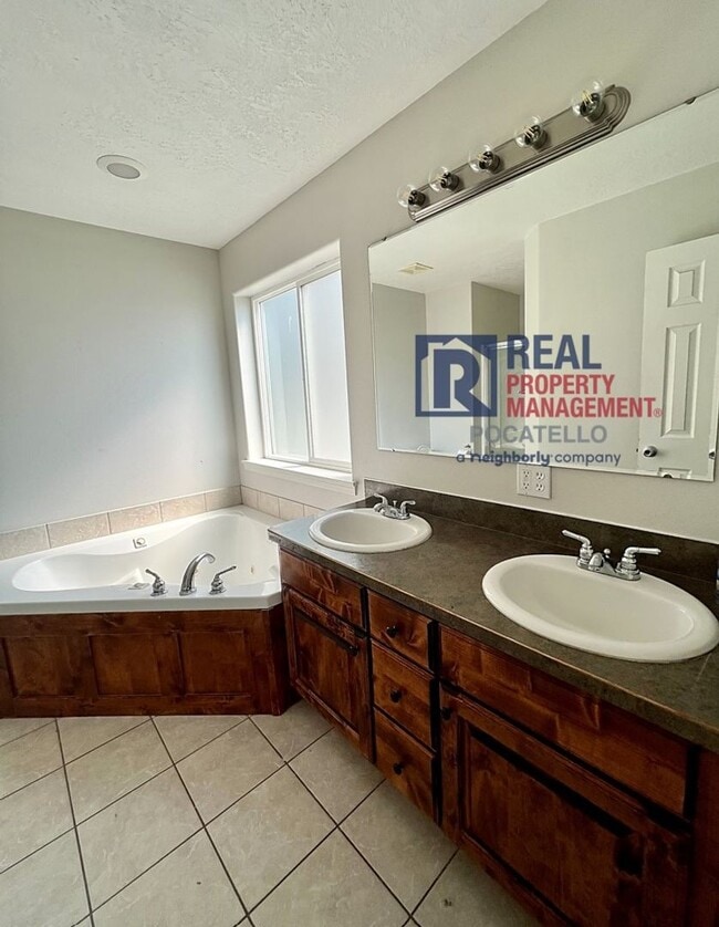 Building Photo - Beautiful 6 Bedroom 3 Bath house - 2 Car Garage - 6 month lease