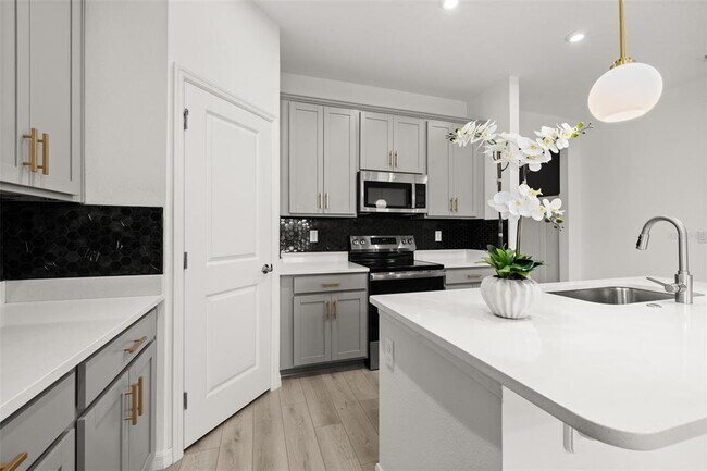 Building Photo - 1335 Normandy Dr