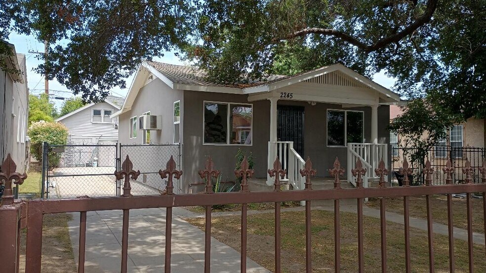 Front - 2245 Meadowvale Ave
