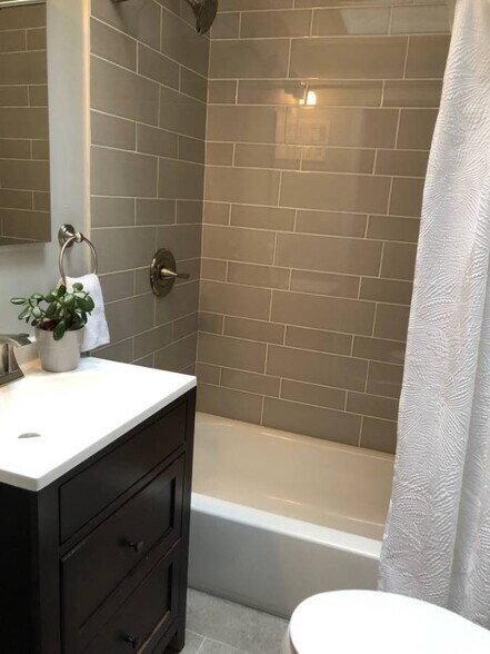 Building Photo - 924 15th St SE