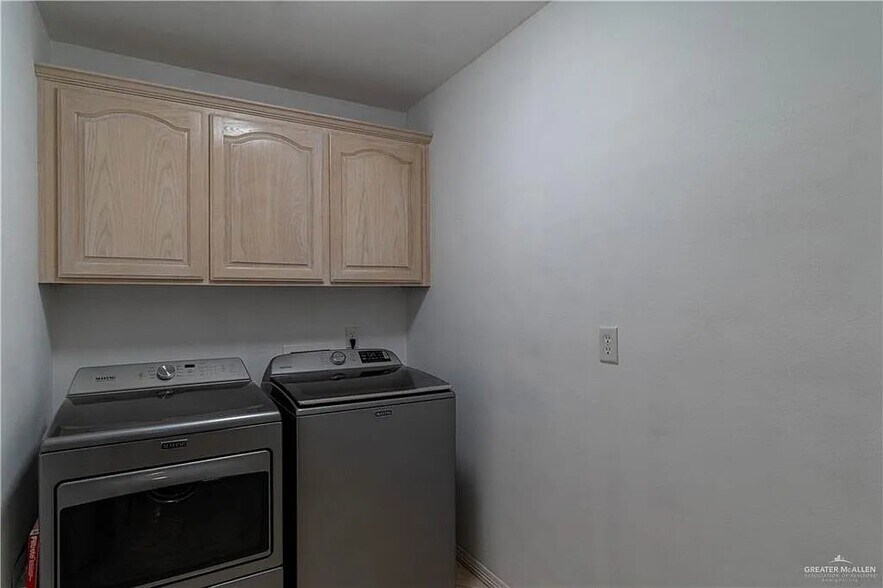 Building Photo - 504 E Biyaneta Ave