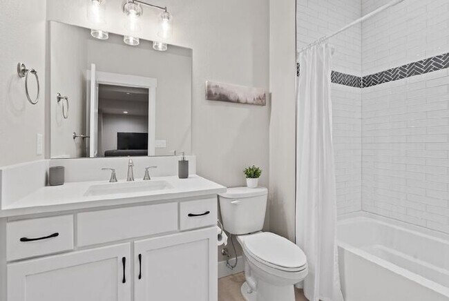 Building Photo - Gorgeous 3 bed/ 3.5 bath Condo At Heron La...