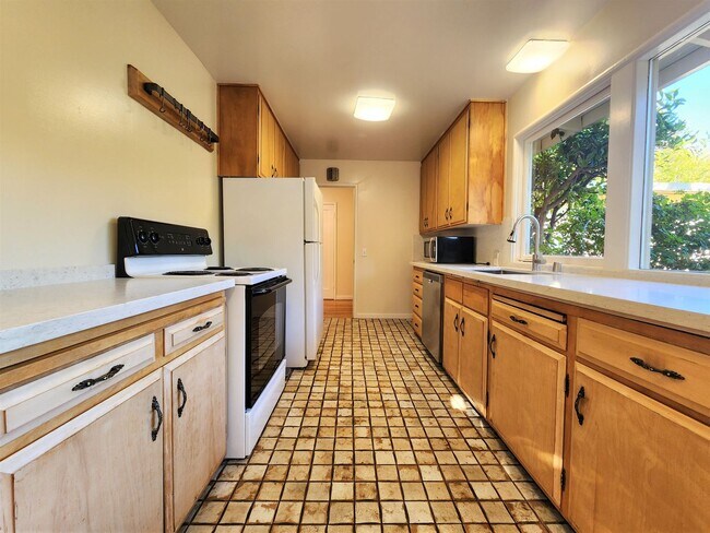Building Photo - Charming three-bedroom, two-bath home in Midtown Palo Alto.