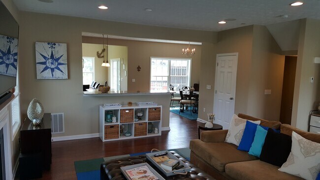 Building Photo - Robinson - LARGE 3 Bedroom End Unit House - Minutes from 376 W Robinson