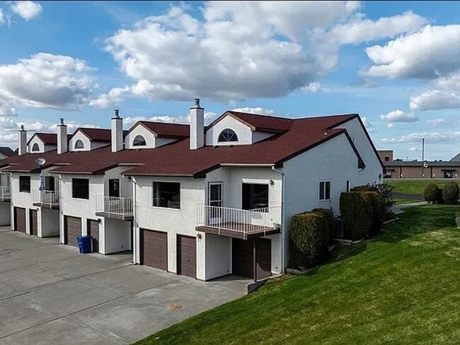 Building Photo - Move-In Special: $1000 off first month's rent!