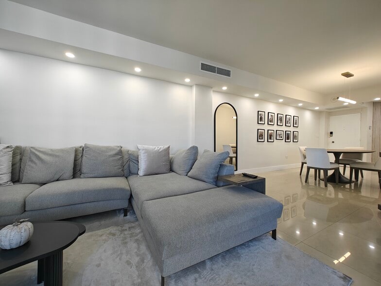 Building Photo - 825 Brickell Bay Dr