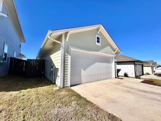 Building Photo - Move-In Ready 3BR, 2BA with Fully Equipped Kitchen & Laundry Room