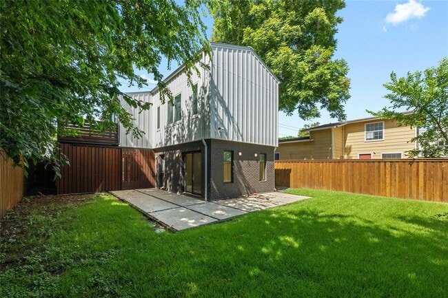 Building Photo - 2106 Holly St
