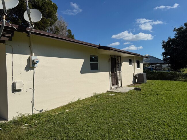 Building Photo - Florida City Property
