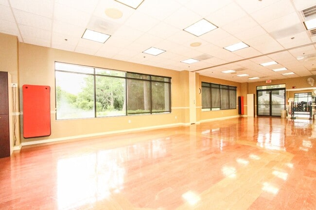 Building Photo - Fully Furnished Seasonal Condo Rental At G...