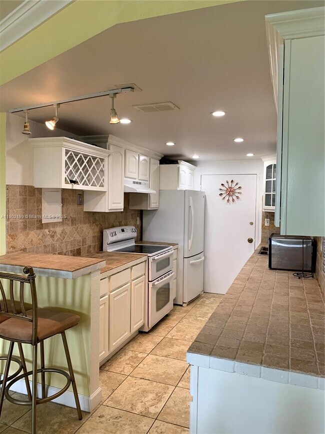 Building Photo - 5401 Collins Ave