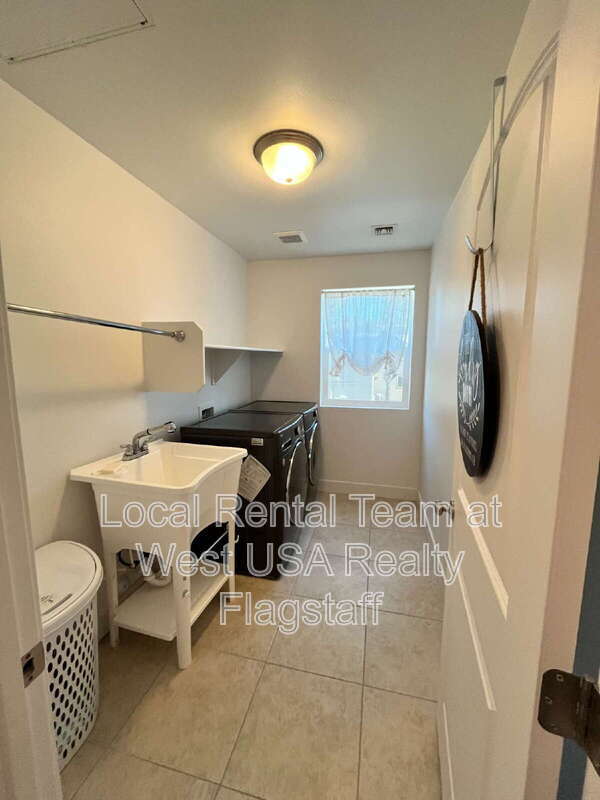 Building Photo - 2705 W Windtree Dr