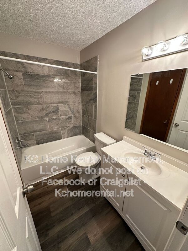 Building Photo - 225 Ottawa St