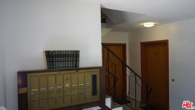 Building Photo - 1418 S Bentley Ave