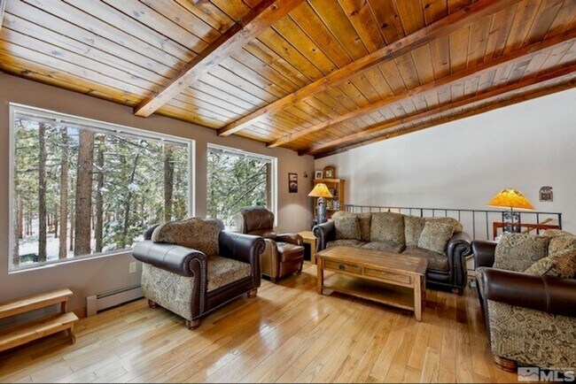 Building Photo - Large quiet condo backs to the forest